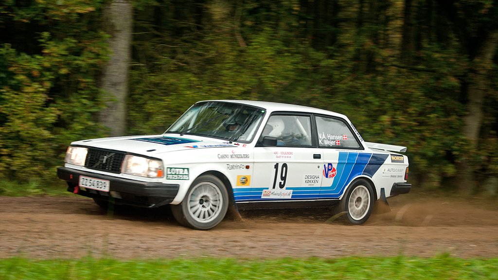 Kurt Mejer og Vagn Åge Hansen i en behersket udskridning på en af de fedtede grusveje i Rally Midtjylland
(Foto: rallypics.dk, viggo johansen)